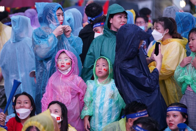 Người dân TP HCM đội mưa chờ chiến thắng của U23 Việt Nam - Ảnh 15.