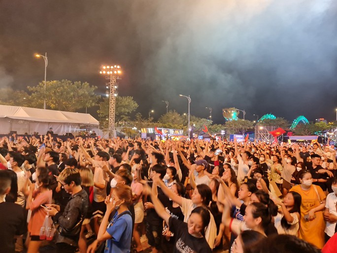 Đà Nẵng: Cầu Rồng kẹt cứng, người dân mở hội ăn mừng U23 Việt Nam vô địch - Ảnh 2.