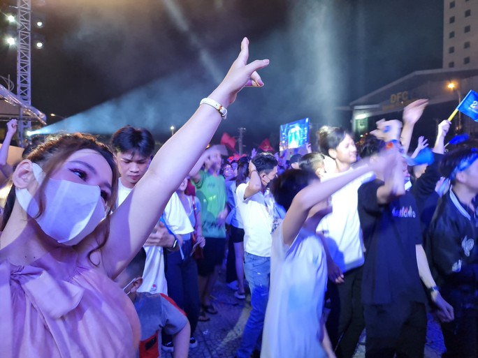 Đà Nẵng: Cầu Rồng kẹt cứng, người dân mở hội ăn mừng U23 Việt Nam vô địch - Ảnh 3.