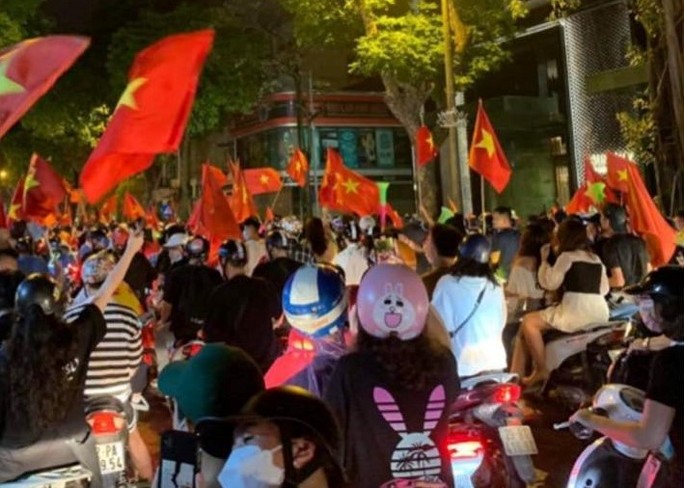 CLIP: Biển người đổ ra đường phố mừng đội tuyển U23 Việt Nam vô địch - Ảnh 8.