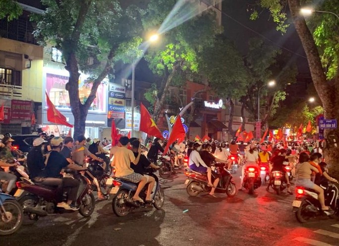 CLIP: Biển người đổ ra đường phố mừng đội tuyển U23 Việt Nam vô địch - Ảnh 10.