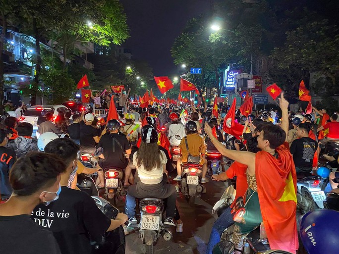 CLIP: Biển người đổ ra đường phố mừng đội tuyển U23 Việt Nam vô địch - Ảnh 12.