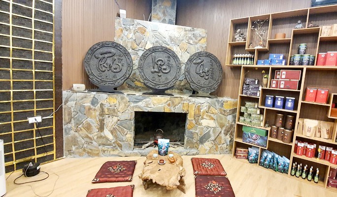 Độc đáo ngôi nhà làm từ hơn 2 tấn trà Shan Tuyết cổ thụ ở Hà Giang - Ảnh 3.