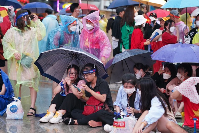 Người dân TP HCM đội mưa chờ chiến thắng của U23 Việt Nam - Ảnh 2.