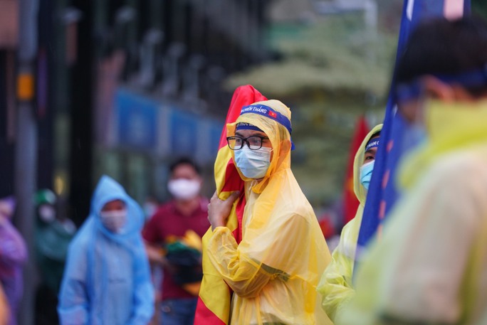 Người dân TP HCM đội mưa chờ chiến thắng của U23 Việt Nam - Ảnh 9.