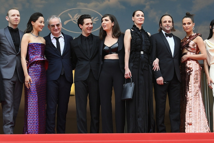 Cận cảnh hớ hênh trên thảm đỏ Cannes 2022 - Ảnh 14.