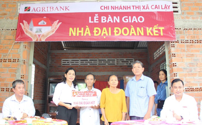 Agribank Tiền Giang trao tặng 5 căn nhà Đại đoàn kết - Ảnh 3.