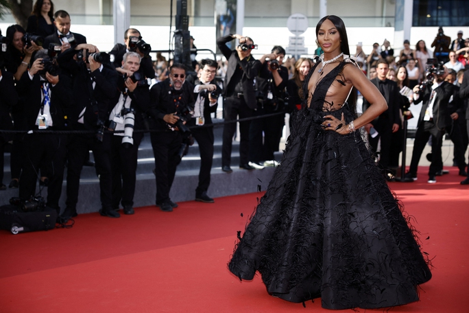 “Báo đen” làng mốt khuấy động thảm đỏ Cannes 2022 - Ảnh 2.