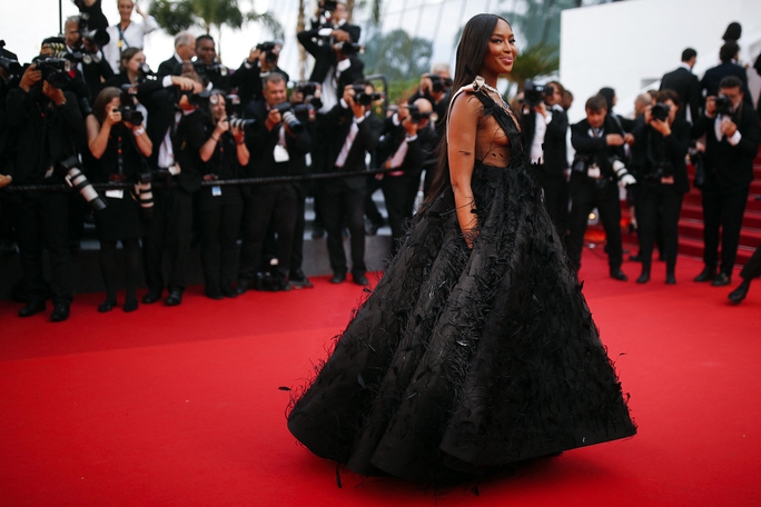 “Báo đen” làng mốt khuấy động thảm đỏ Cannes 2022 - Ảnh 1.
