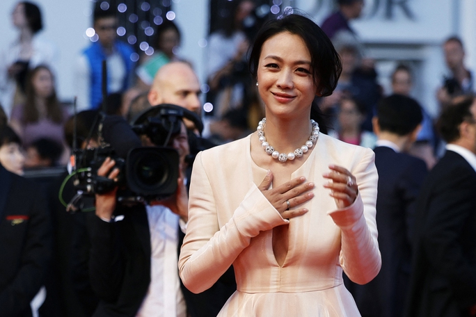 “Báo đen” làng mốt khuấy động thảm đỏ Cannes 2022 - Ảnh 9.