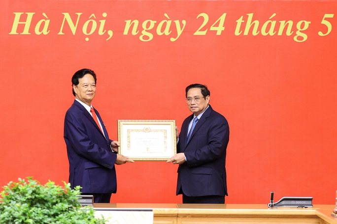 Trao Huy hiệu 55 năm tuổi Đảng tặng nguyên Thủ tướng Nguyễn Tấn Dũng - Ảnh 1.