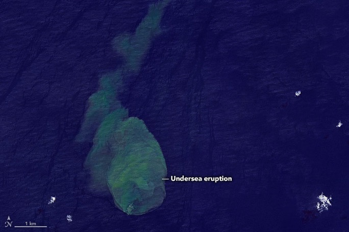 NASA chụp được cá mập phun lửa ở quần đảo Solomon - Ảnh 1.