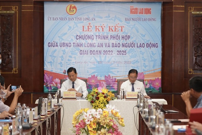Báo Người Lao Động ký kết phối hợp với UBND tỉnh Long An giai đoạn 2022-2025 - Ảnh 1.