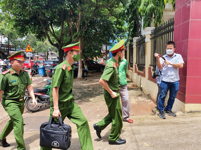 NÓNG: Khởi tố Giám đốc CDC Đắk Lắk và 4 thuộc cấp liên quan việc mua kit test Công ty Việt Á - Ảnh 2.
