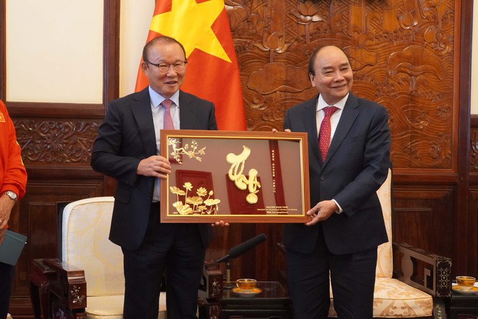 Chủ tịch nước Nguyễn Xuân Phúc gặp mặt, tặng quà ông Park Hang-seo và Mai Đức Chung - Ảnh 3.