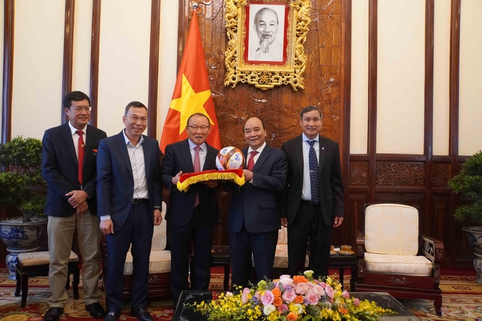 Chủ tịch nước Nguyễn Xuân Phúc gặp mặt, tặng quà ông Park Hang-seo và Mai Đức Chung - Ảnh 12.