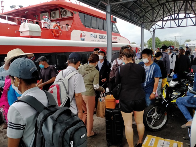 Miền Tây: Bến tàu và sân bay chật kín, cao tốc thông thoáng - Người Lao Động