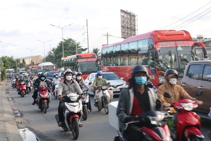 Dòng người ùn ùn trở lại TP HCM, sân bay Tân Sơn Nhất đông nghẹt - Ảnh 1.