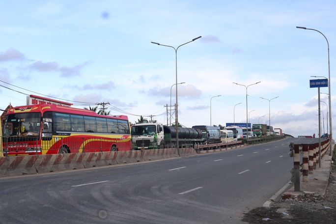 Dòng người ùn ùn trở lại TP HCM, sân bay Tân Sơn Nhất đông nghẹt - Ảnh 2.