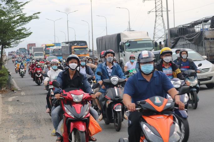 Dòng người ùn ùn trở lại TP HCM, sân bay Tân Sơn Nhất đông nghẹt - Ảnh 7.