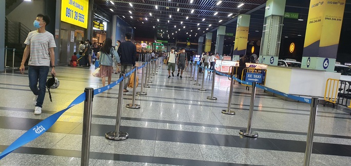 Dòng người ùn ùn trở lại TP HCM, sân bay Tân Sơn Nhất đông nghẹt - Ảnh 18.