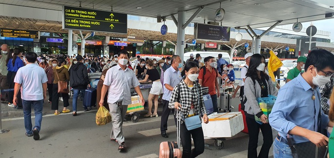 Dòng người ùn ùn trở lại TP HCM, sân bay Tân Sơn Nhất đông nghẹt - Ảnh 12.