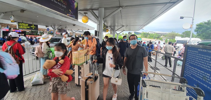 Dòng người ùn ùn trở lại TP HCM, sân bay Tân Sơn Nhất đông nghẹt - Ảnh 10.