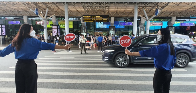 Dòng người ùn ùn trở lại TP HCM, sân bay Tân Sơn Nhất đông nghẹt - Ảnh 13.