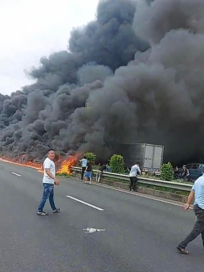CLIP: Xe chở nhớt cháy rụi trên cao tốc Trung Lương – TP HCM, kẹt xe kéo dài - Ảnh 2.