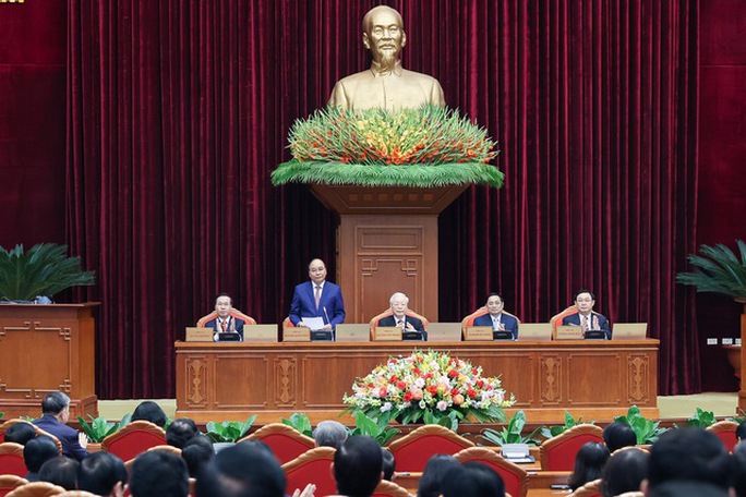 Chủ tịch nước Nguyễn Xuân Phúc điều hành ngày làm việc đầu tiên Hội nghị Trung ương 5 - Ảnh 1.