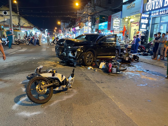 TP HCM: Ô tô mất lái tông nhiều xe máy, tài xế rời khỏi hiện trường - Người Lao Động