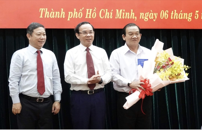 TP HCM: Trao quyết định cho ông Lê Minh Tấn nghỉ hưu trước tuổi - Ảnh 1.