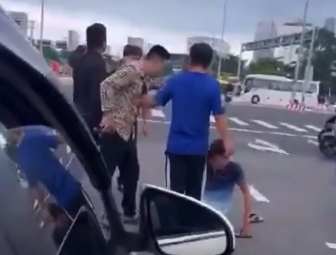 CLIP: Tài xế bị hành hung giữa đường phố Đà Nẵng - Ảnh 2.