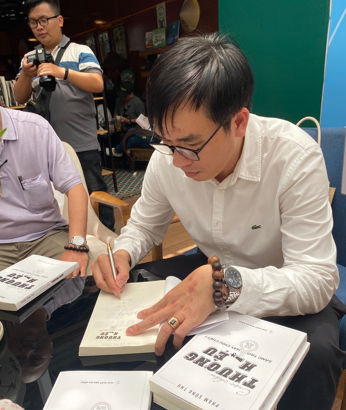 Tác giả Phạm Sông Thu ra mắt sách về chiêu trò truyền thông lệch chuẩn - Ảnh 3.