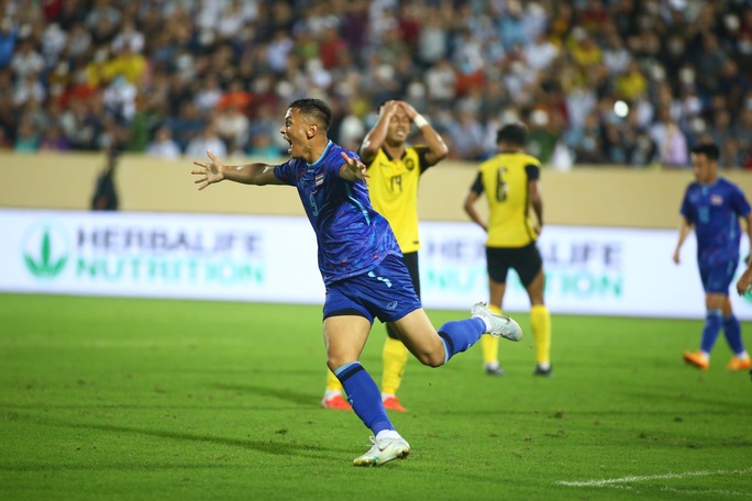 U23 Thái Lan thua ngược Malaysia, HLV Mano Polking bị chỉ trích dữ dội - Ảnh 1.