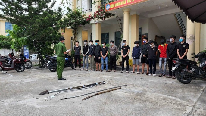 40 thanh niên vác đao kiếm, bom xăng hỗn chiến trong đêm trên đường ven biển Đà Nẵng - Ảnh 2.