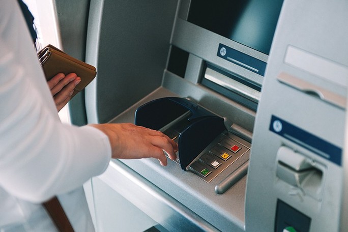 Bộ Công an thí điểm rút tiền mặt tại ATM bằng căn cước công dân - Ảnh 1.