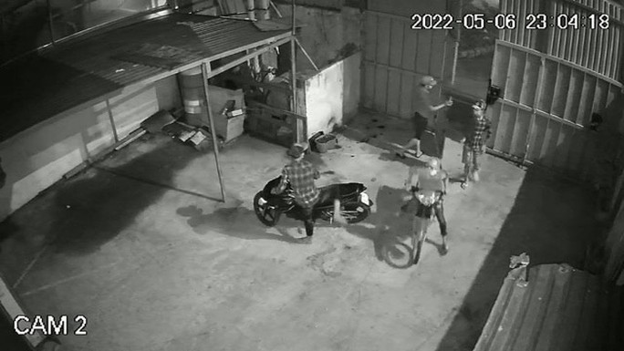 Camera ghi lại toàn cảnh băng trộm gây án ở Bình Chánh - Ảnh 1.