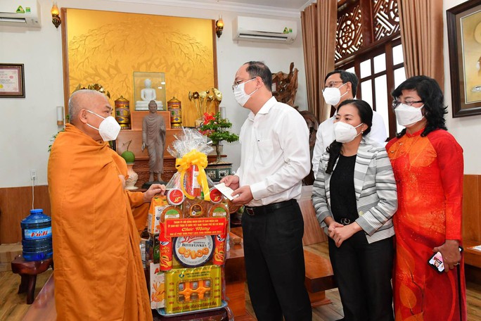 Lãnh đạo TP HCM thăm, chúc mừng Phật giáo Việt Nam - Ảnh 1.