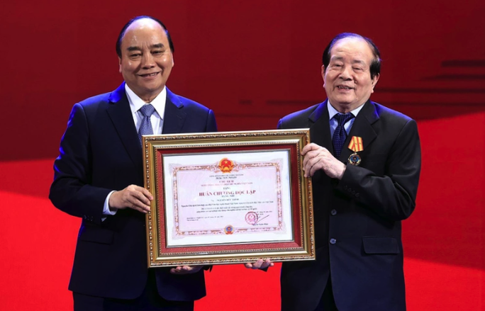 Chủ tịch nước Nguyễn Xuân Phúc tặng Huân chương Độc lập hạng nhì cho nhà thơ Hữu Thỉnh - Ảnh 1.