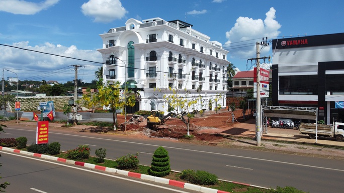 Cận cảnh tòa nhà trắng ở Đắk Nông vi phạm xây dựng nhiều năm chưa được xử lý - Ảnh 7. Cận cảnh tòa nhà trắng ở Đắk Nông vi phạm xây dựng nhiều năm chưa được xử lý - Ảnh 7.