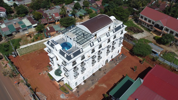 Cận cảnh tòa nhà trắng ở Đắk Nông vi phạm xây dựng nhiều năm chưa được xử lý - Ảnh 3. Cận cảnh tòa nhà trắng ở Đắk Nông vi phạm xây dựng nhiều năm chưa được xử lý - Ảnh 3.