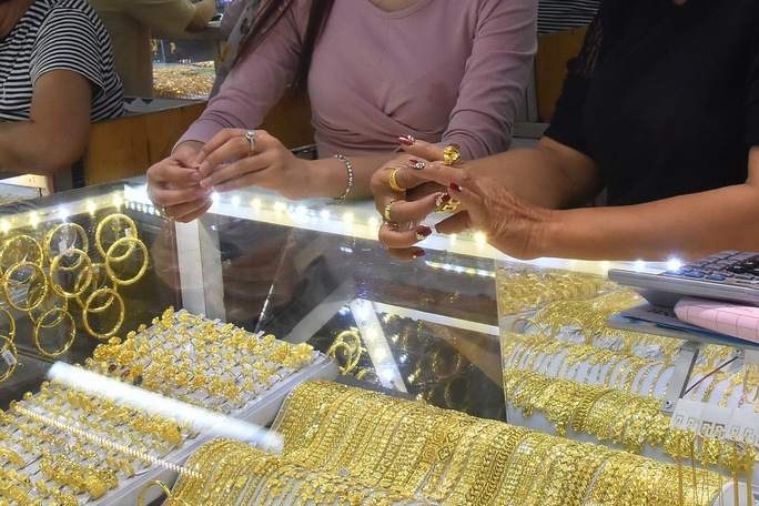 Giá vàng hôm nay 9-5: Vàng trang sức tăng, vẫn thấp hơn vàng SJC trên 14 triệu đồng/lượng - Ảnh 1.