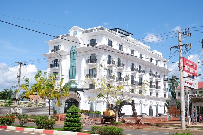 Cận cảnh tòa nhà trắng ở Đắk Nông vi phạm xây dựng nhiều năm chưa được xử lý - Ảnh 1. Cận cảnh tòa nhà trắng ở Đắk Nông vi phạm xây dựng nhiều năm chưa được xử lý - Ảnh 1.