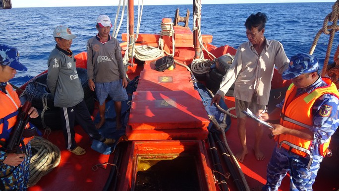 Cảnh sát biển bắt giữ tàu vận chuyển hơn 40.000 lít dầu DO - Ảnh 2.