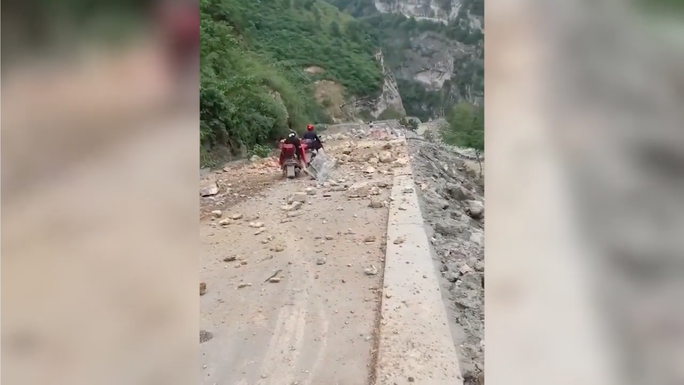 Trung Quốc: Động đất kép làm 18 người thương vong, hàng ngàn người đi cứu hộ - Ảnh 1.