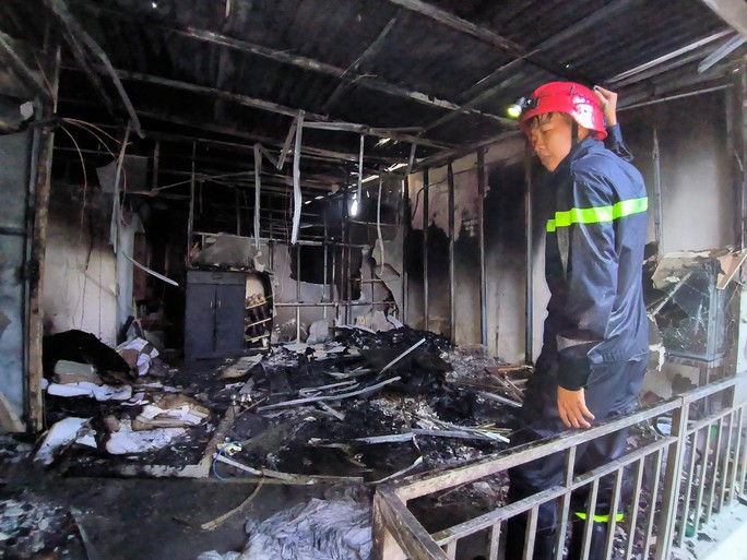 Tiệm bánh ở Thủ Đức bốc cháy dữ dội, 11 người thoát nạn - Ảnh 1.