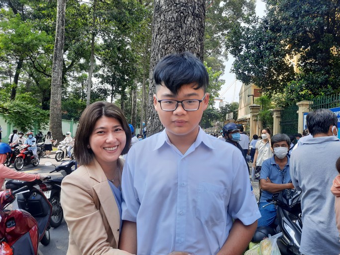 Kết thúc kỳ thi lớp 10 tại TP HCM: Thí sinh tự tin, phụ huynh phấn khởi - Ảnh 5.