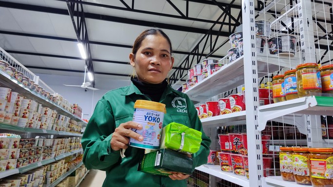 Bất ngờ với siêu thị Việt giữa rừng cao su tại Campuchia - Ảnh 4.