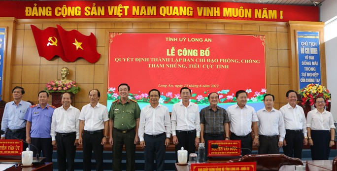 Long An ra mắt Ban Chỉ đạo Phòng chống tham nhũng, tiêu cực - Ảnh 2.